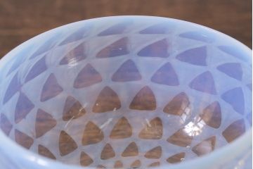 アンティーク雑貨　大正期　乳白鱗紋エナメル脚　碗形氷コップ(和ガラス)(R-040488)