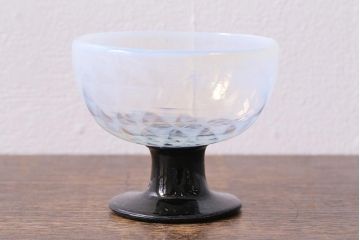アンティーク雑貨　大正期　乳白鱗紋エナメル脚　碗形氷コップ(和ガラス)(R-040488)