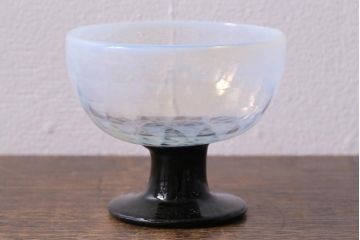 アンティーク雑貨　大正期　乳白鱗紋エナメル脚　碗形氷コップ(和ガラス)(R-040489)