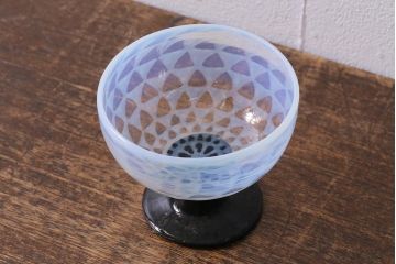 アンティーク雑貨　大正期　乳白鱗紋エナメル脚　碗形氷コップ(和ガラス)(R-040489)