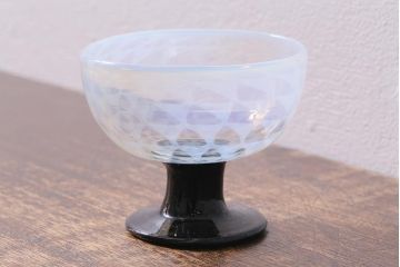 アンティーク雑貨　大正期　乳白鱗紋エナメル脚　碗形氷コップ(和ガラス)(R-040489)