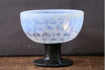 アンティーク雑貨　大正期　乳白鱗紋エナメル脚　碗形氷コップ(和ガラス)(R-040489)