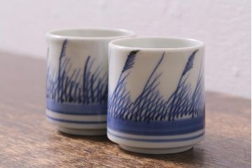 古民具・骨董　江戸期　古伊万里　草文染付筒型猪口2客セット(酒器、和食器)(R-040491)