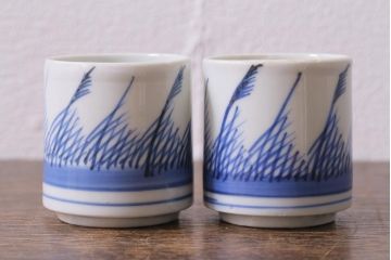古民具・骨董　江戸期　古伊万里　草文染付筒型猪口2客セット(酒器、和食器)(R-040492)