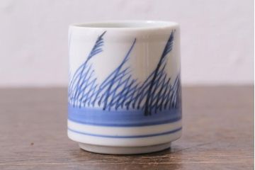 古民具・骨董　江戸期　古伊万里　草文染付筒型猪口2客セット(酒器、和食器)(R-040492)