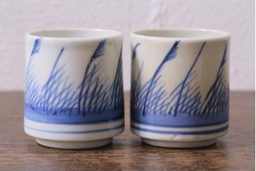 古民具・骨董　江戸期　古伊万里　草文染付筒型猪口2客セット(酒器、和食器)(R-040493)