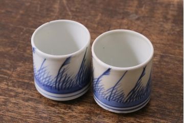 古民具・骨董　江戸期　古伊万里　草文染付筒型猪口2客セット(酒器、和食器)(R-040493)