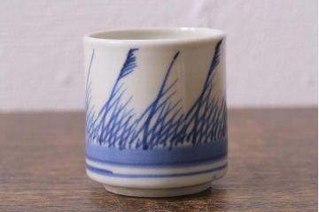 古民具・骨董　江戸期　古伊万里　草文染付筒型猪口2客セット(酒器、和食器)(R-040493)