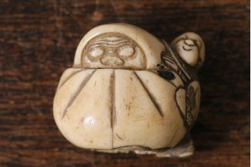 アンティーク雑貨　明治大正　古い根付3点(鹿角、クルミ彫刻)(R-040501)