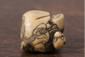 アンティーク雑貨　明治大正　古い根付3点(鹿角、クルミ彫刻)(R-040501)