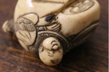 アンティーク雑貨　明治大正　古い根付3点(鹿角、クルミ彫刻)(R-040501)