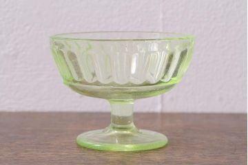 アンティーク雑貨　昭和初期　プレスガラス　ウランガラスのレトロな氷コップ(R-040504)