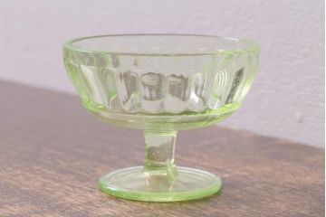 アンティーク雑貨　昭和初期　プレスガラス　ウランガラスのレトロな氷コップ(R-040504)