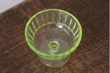アンティーク雑貨　昭和初期　プレスガラス　ウランガラスのレトロな氷コップ(R-040504)
