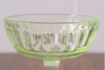 アンティーク雑貨　昭和初期　プレスガラス　ウランガラスのレトロな氷コップ(R-040504)