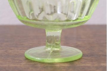 アンティーク雑貨　昭和初期　プレスガラス　ウランガラスのレトロな氷コップ(R-040504)