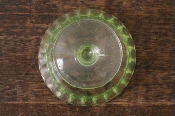 アンティーク雑貨　昭和初期　プレスガラス　ウランガラスのレトロな氷コップ(R-040504)
