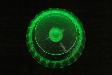 アンティーク雑貨　昭和初期　プレスガラス　ウランガラスのレトロな氷コップ(R-040504)