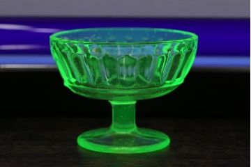 アンティーク雑貨　昭和初期　プレスガラス　ウランガラスのレトロな氷コップ(R-040504)