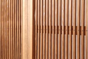 レトロ建具　昭和中期　温かな雰囲気を醸し出す格子戸2枚セット(ガラス帯戸、引き戸)(R-040513)