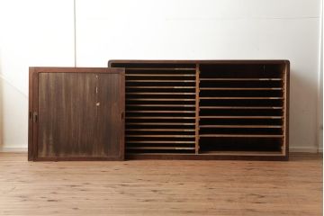 レトロ家具　桐材　書類収納に便利な木製戸棚(収納棚、キャビネット)(R-040524)