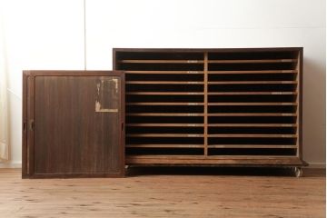 レトロ家具　桐材　書類収納に便利な木製戸棚(収納棚、キャビネット)(R-040525)