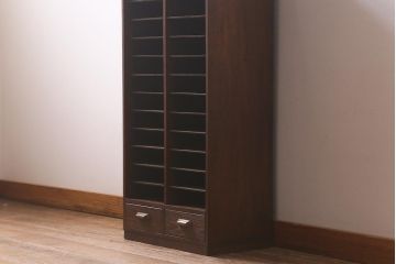 アンティーク家具　縦型　引き出し付き　レトロスタイルにおすすめな木製レターラック(棚、シェルフ)(R-040529)