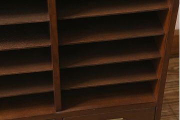 アンティーク家具　縦型　引き出し付き　レトロスタイルにおすすめな木製レターラック(棚、シェルフ)(R-040529)