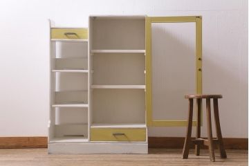レトロ家具　昭和レトロ　モールガラス入り　バイカラーペイントがおしゃれな収納棚(ガラス戸棚、飾り棚、本箱)(R-040558)