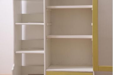 レトロ家具　昭和レトロ　モールガラス入り　バイカラーペイントがおしゃれな収納棚(ガラス戸棚、飾り棚、本箱)(R-040558)