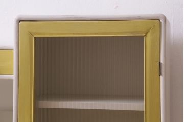 レトロ家具　昭和レトロ　モールガラス入り　バイカラーペイントがおしゃれな収納棚(ガラス戸棚、飾り棚、本箱)(R-040558)