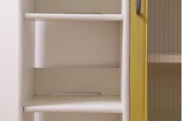 レトロ家具　昭和レトロ　モールガラス入り　バイカラーペイントがおしゃれな収納棚(ガラス戸棚、飾り棚、本箱)(R-040558)