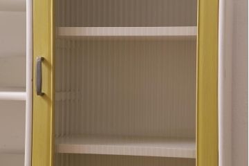 レトロ家具　昭和レトロ　モールガラス入り　バイカラーペイントがおしゃれな収納棚(ガラス戸棚、飾り棚、本箱)(R-040558)