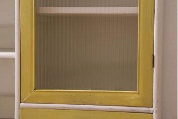 レトロ家具　昭和レトロ　モールガラス入り　バイカラーペイントがおしゃれな収納棚(ガラス戸棚、飾り棚、本箱)(R-040558)
