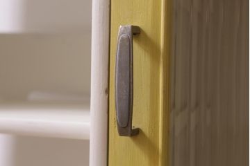 レトロ家具　昭和レトロ　モールガラス入り　バイカラーペイントがおしゃれな収納棚(ガラス戸棚、飾り棚、本箱)(R-040558)
