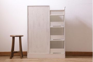 レトロ家具　昭和レトロ　モールガラス入り　バイカラーペイントがおしゃれな収納棚(ガラス戸棚、飾り棚、本箱)(R-040558)