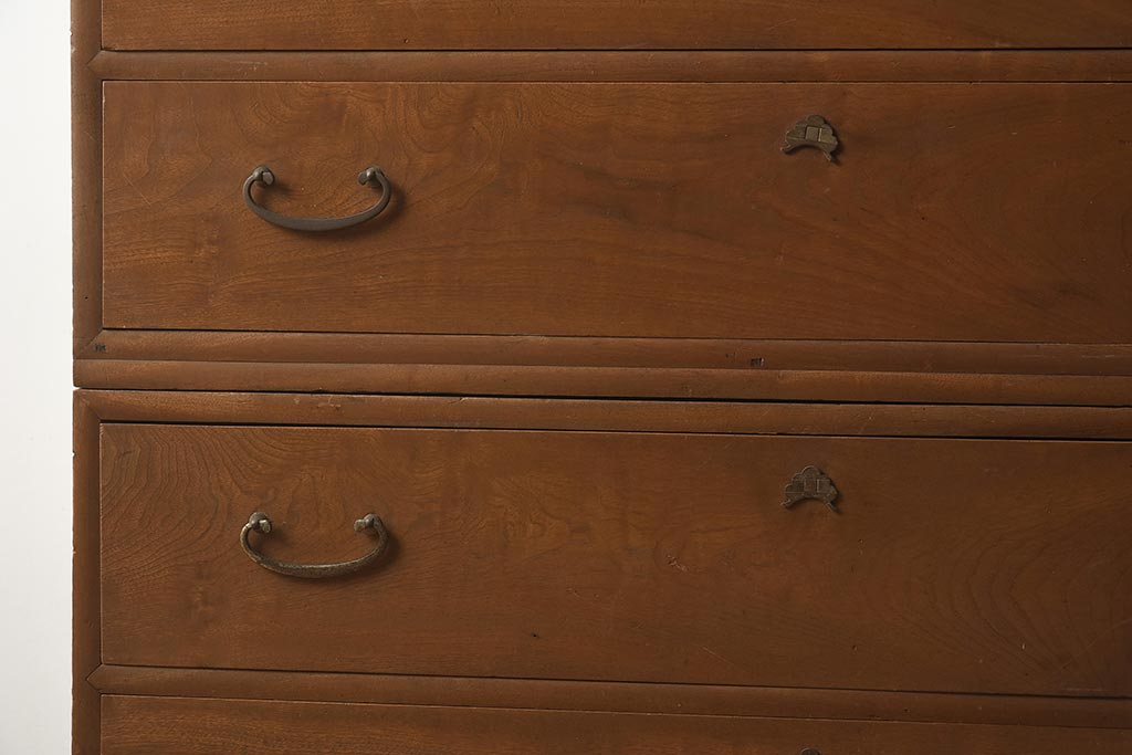 レトロ家具　前面楠材　上品なデザインと柔らかな木色が魅力の重ねタンス(衣装箪笥、チェスト)(R-040561)