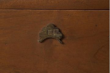 レトロ家具　前面楠材　上品なデザインと柔らかな木色が魅力の重ねタンス(衣装箪笥、チェスト)(R-040561)