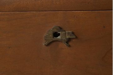 レトロ家具　前面楠材　上品なデザインと柔らかな木色が魅力の重ねタンス(衣装箪笥、チェスト)(R-040561)