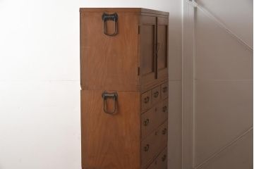 レトロ家具　前面楠材　上品なデザインと柔らかな木色が魅力の重ねタンス(衣装箪笥、チェスト)(R-040561)