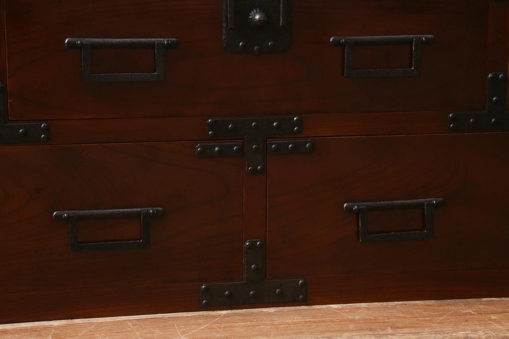 アンティーク家具　上手物!　前面欅(ケヤキ)材共縁　漆塗り　最高級大川箪笥サイドボード(和箪笥、時代箪笥)(R-040569)