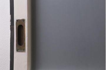 レトロ建具　銀モールガラス・すりガラス　清潔感漂うホワイトペイントのガラス戸2枚セット(引き戸、建具)(R-040572)