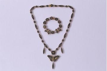 レトロ雑貨　鉄地肥後象嵌　蝶をモチーフにしたネックレス・ブレスレット　セット(R-040585)