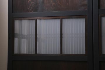 アンティーク建具　明治大正期　ペイント　すりガラス入り　黒い木枠がモダンな格子帯戸4枚セット(引き戸、板戸)(R-040589)