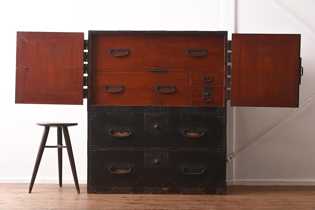 アンティーク家具　明治期　ヒノキ材　鋲金具が目を引く風格漂う重ね箪笥(観音箪笥、衣裳箪笥、時代箪笥)(R-040596)