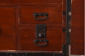 アンティーク家具　明治期　ヒノキ材　鋲金具が目を引く風格漂う重ね箪笥(観音箪笥、衣裳箪笥、時代箪笥)(R-040596)