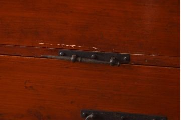 アンティーク家具　明治期　ヒノキ材　鋲金具が目を引く風格漂う重ね箪笥(観音箪笥、衣裳箪笥、時代箪笥)(R-040596)