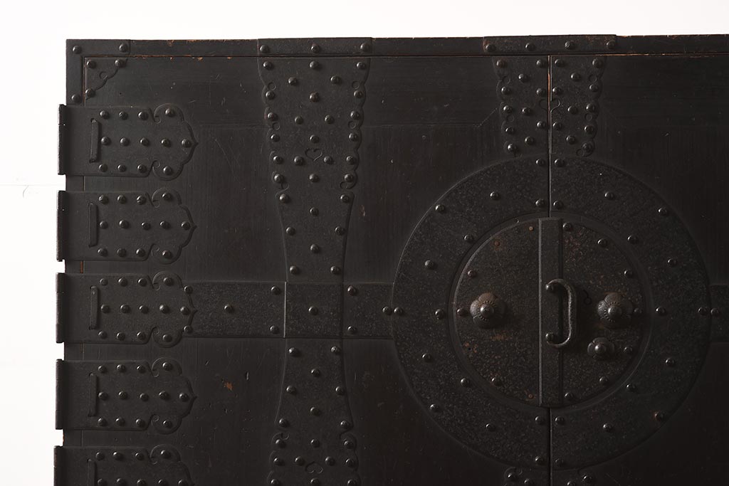 アンティーク家具　明治期　ヒノキ材　鋲金具が目を引く風格漂う重ね箪笥(観音箪笥、衣裳箪笥、時代箪笥)(R-040596)