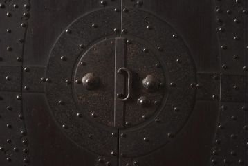 アンティーク家具　明治期　ヒノキ材　鋲金具が目を引く風格漂う重ね箪笥(観音箪笥、衣裳箪笥、時代箪笥)(R-040596)