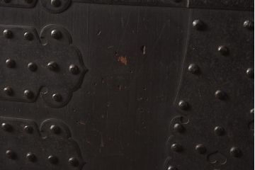 アンティーク家具　明治期　ヒノキ材　鋲金具が目を引く風格漂う重ね箪笥(観音箪笥、衣裳箪笥、時代箪笥)(R-040596)